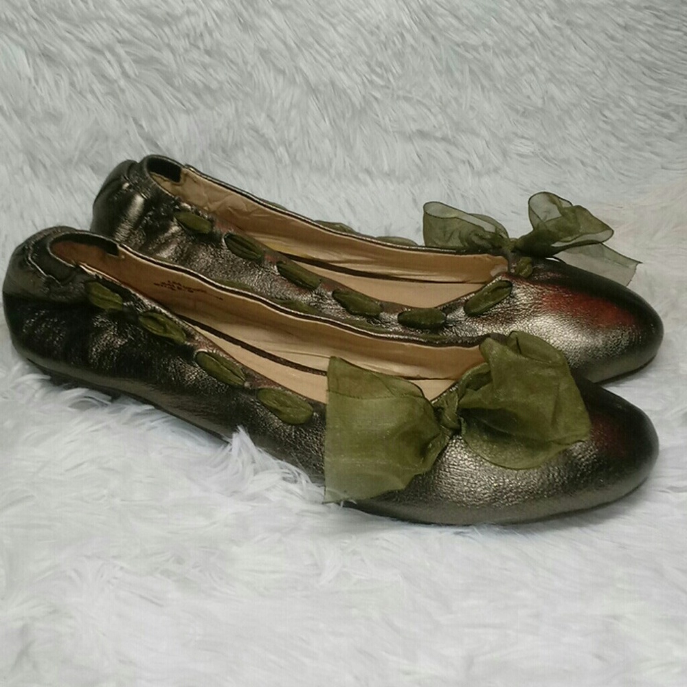 NaNa flats with intertwined bow.